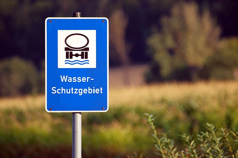 Straßenschild mit der Aufschrift 'Wasserschutzgebiet'.